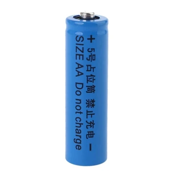 Инсталиране на фалшиви батерии размер AA AAA LR03 за запълване на цилиндъра черупки