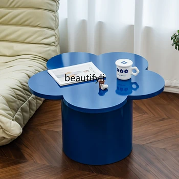 Чай маса с цветя в скандинавски кремовом стил за малък апартамент, чай масичка в хола, домашен маса